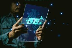 5g e Internet do coisas ou muito conceito, mão tocante virtual 5g sinal. muito é Alto tecnologia que cada dispositivo vai conectar e ao controle de 5g Alto Rapidez Internet. foto