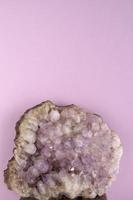 natural tolet ametista drusa geode mineral cristal não polido semi-precioso pedra preciosa. Magia Rocha para ritual, feitiçaria, espiritual prática, meditação. esotérico vida Saldo conceito. cópia de espaço foto