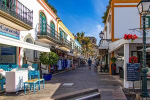 colorida cidade do porto de mogan em a espanhol canário ilha em uma caloroso ensolarado dia foto