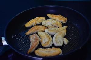 perfumado fresco dumplings frito em uma quente panela dentro cozinha foto