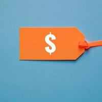 dólar símbolo dentro laranja preço tag em azul fundo foto