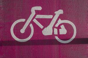 bicicleta tráfego placa dentro a bicicleta faixa foto