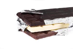 barra de chocolate isolada no fundo branco foto