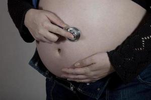 barriga de uma mulher grávida foto