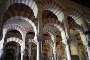 interior do mezquita - mesquita - catedral do Córdoba dentro Espanha foto