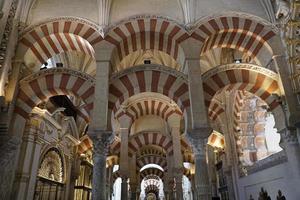 interior do mezquita - mesquita - catedral do Córdoba dentro Espanha foto