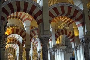 interior do mezquita - mesquita - catedral do Córdoba dentro Espanha foto