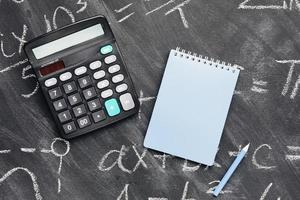 caderno calculadora no quadro-negro foto