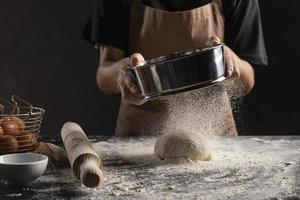 chef espanando massa de farinha
