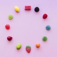 círculo feito com fundo rosa de doces de geleia de açúcar. conceito de foto bonita de alta qualidade e resolução