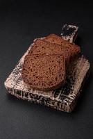 pão do fresco crocantes Castanho pão com grãos e sementes foto
