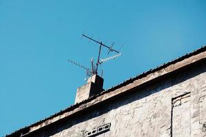 antena de televisão no telhado da casa foto