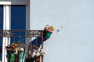 varanda na fachada da casa, arquitetura na cidade de bilbao, espanha foto