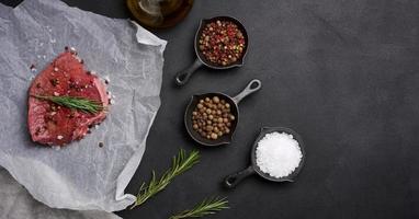 cru peça do carne com especiarias mentiras em uma branco peça do pergaminho papel, topo Visão foto