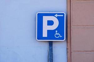 sinal de trânsito para cadeiras de rodas na estrada foto