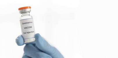 médico segurando recipiente de vacina contra coronavírus com espaço de cópia foto