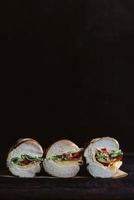 fatiado três sanduíches foto