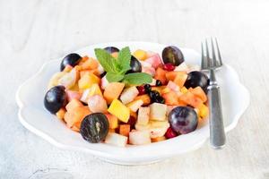 salada de frutas frescas foto