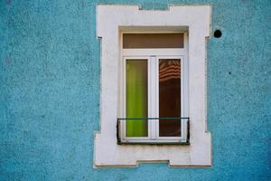 janela na fachada azul da casa, arquitetura na cidade de bilbao, espanha foto