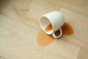 copo do café derramado em chão foto