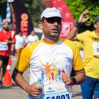 Novo Délhi, Índia - marcha 16 2023 - vedanta Délhi metade maratona raça depois de cobiçado dentro que maratona participantes sobre para Cruz a terminar linha, Délhi metade maratona 2022 foto