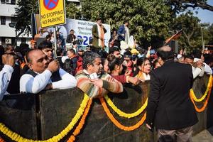 nova delhi, índia - 16 de janeiro de 2023 - milhares de pessoas reunidas durante o road show do primeiro ministro narendra modi bjp, pessoas durante o grande comício eleitoral pm modi na capital foto