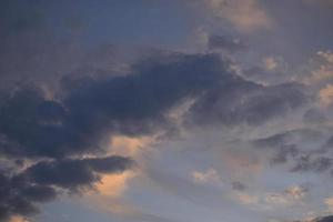 lindo pôr do sol nuvens dentro a tarde. Rosa e azul nuvens dentro a céu. foto