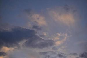 lindo pôr do sol nuvens dentro a tarde. Rosa e azul nuvens dentro a céu. foto