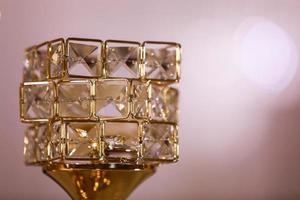 decoração de mesa de casamento festiva com castiçais de ouro cristal e velas. dia do casamento. foto de alta qualidade