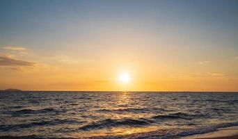 panorama ponto de vista panorama viagem verão mar vento onda legal em feriado calma costeiro grande Sol conjunto céu luz laranja dourado natureza tropical lindo tarde hora do dia às estrondo san de praia chonburi tailândia. foto