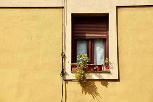 janela na fachada amarela da casa, arquitetura na cidade de bilbao, espanha foto