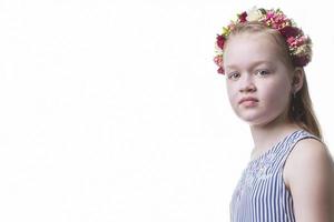 lindo adolescente menina dentro uma guirlanda do flores em uma branco fundo. foto