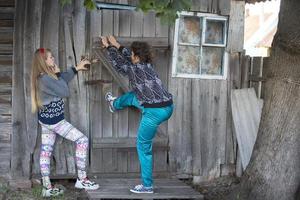 dois engraçado país meninas pausa baixa a porta dentro a velho casa. russo meninas dentro a anos noventa do a último século. foto
