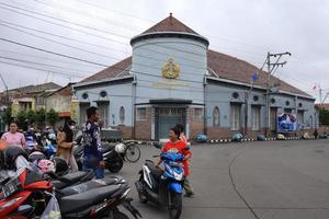 tegal, janeiro 2023. foto retrato do veículos estacionamento às a velho Cidade corredor aluno aluno tegal visitando vendedores vendendo vários tipos.