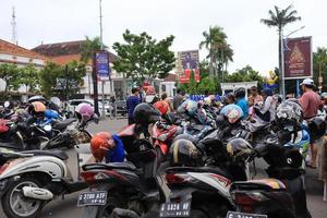 tegal, janeiro 2023. foto retrato do veículos estacionamento às a velho Cidade corredor aluno aluno tegal visitando vendedores vendendo vários tipos.