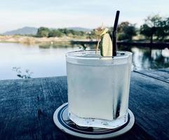 gelado limonada, limonada refrigerante, ou coquetel, refrescante gostar dentro quente tempo, um bem-vinda beber em uma Boa dia, um frio beber vai faço nos sentir relaxado e refrescante, fez para bebida ou refresco o negócio foto