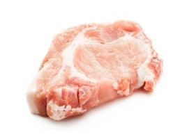 cru carne de porco lombo isolado em branco fundo. Picar carne de porco lombo isolado em branco fundo. carne de porco lombo para bife isolado em branco fundo foto