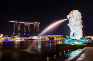 singapura-set 04-o Merlion fonte e marina baía areia em setembro 04, 2014. Merlion é a imaginário criatura com uma cabeça do uma leão e a corpo do uma peixe e símbolo do Cingapura. foto