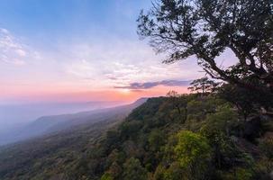 lindo céu e pôr do sol às pha mak duk penhasco foto