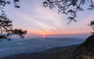 lindo céu com nascer do sol em manhã às nok aen penhasco, Phukradung nacional parque Tailândia foto