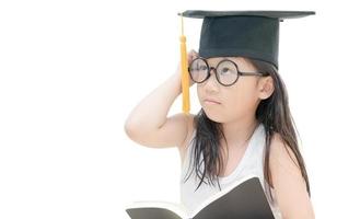 escola criança graduado pensando com graduação boné isolado foto