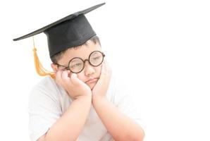 ásia escola criança graduado entediado com graduação boné isolado foto