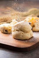 scones e gelo açúcar em topo e madeira fundo foto