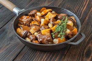 bife bourguignon - guisado de bife francês foto