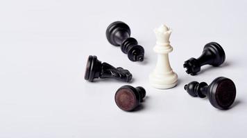 a xadrez rainha é uma ganhador, a conceito para uma comparação do feminino poder ou feminista Ideias com cópia de espaço foto