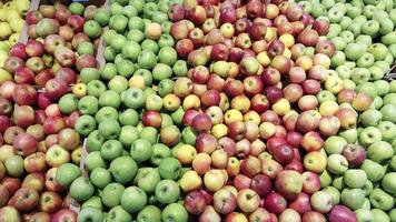 verde e vermelho maçãs dentro a mercado foto