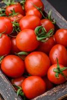 fresco vermelho cereja tomates dentro uma de madeira vintage caixa foto