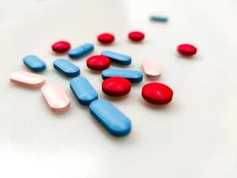 pílulas coloridas na mesa foto