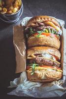 embalado hambúrgueres e francês fritas foto