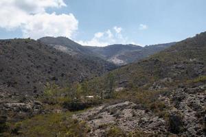 montanha panorama com uma pequeno abandonado casa dentro a meio do isto foto